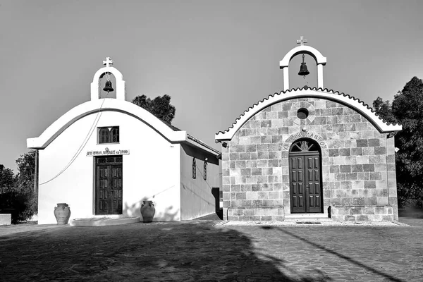 Dwie Prawosławne Kaplice Dzwonnicami Wyspie Rodos Grecja Monochromatyczne — Zdjęcie stockowe