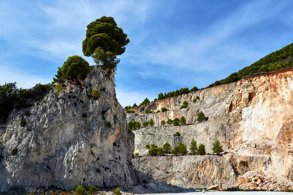 Steine Und Bäume Einem Verlassenen Steinbruch Auf Der Insel Zakynthos — Stockfoto