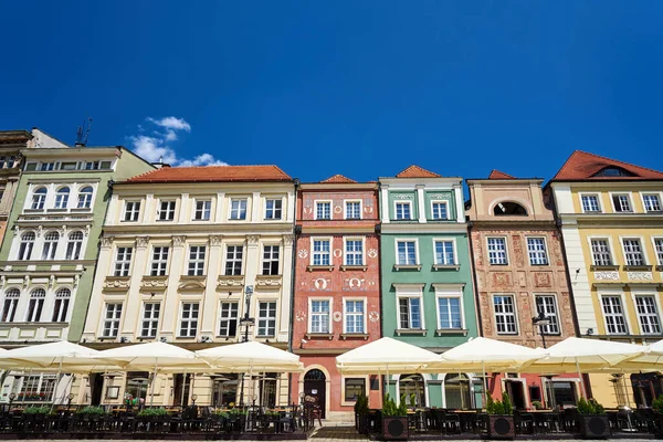 Fasader Historiska Hyreshus Och Paraplyer Restaurangen Gamla Salutorget Poznan — Stockfoto