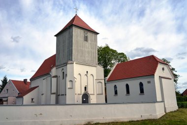 Polonya 'da ahşap çan kulesi olan bir Katolik kilisesi.