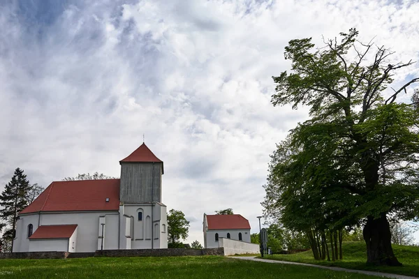 Una Iglesia Católica Rural Con Campanario Madera Polonia — Foto de Stock
