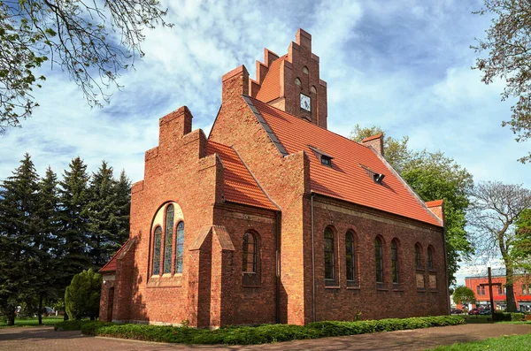 Igreja Católica Rural Com Uma Torre Sino Tijolo Vermelho Polônia — Fotografia de Stock