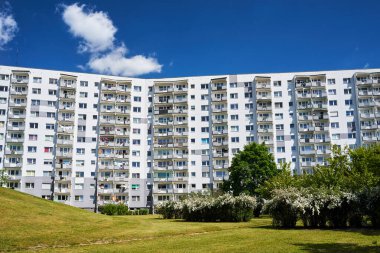 Park ve Poznan 'da balkonlu çok katlı bir bina.