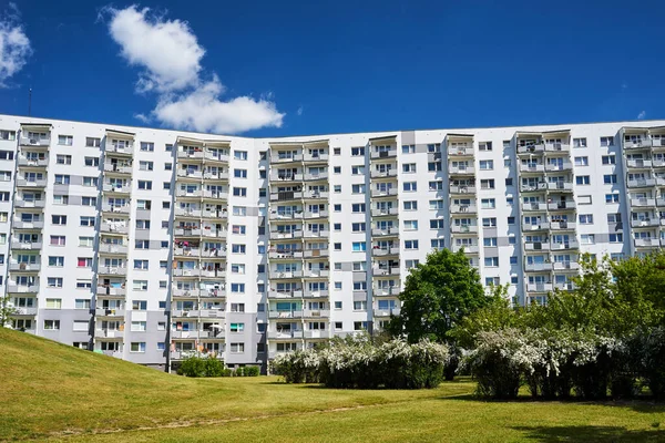 Parque Edificio Residencial Varios Pisos Con Balcones Poznan —  Fotos de Stock