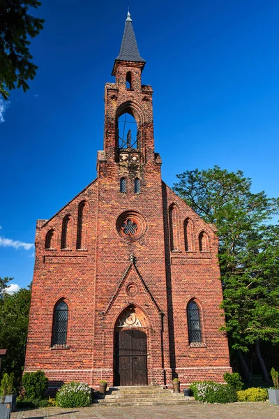 Landsbygd Postevangelisk Kyrka Med Rött Klocktorn Polen — Stockfoto