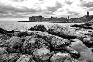 Hırvatistan 'ın Dubrovnik kentinde kayalar ve ortaçağ savunma duvarları