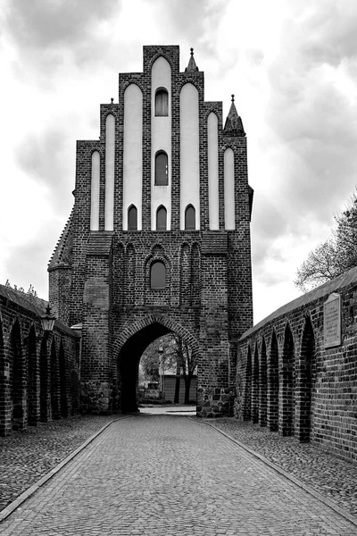 Средневековая Фортификация Городских Ворот Нойбрандембурге Германии Монохромная — стоковое фото