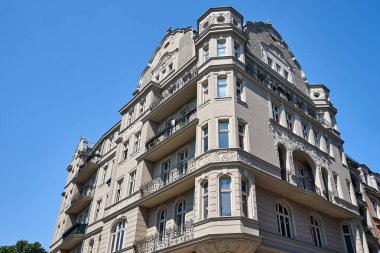 Poznan 'daki tarihi apartman cephesinin bir parçası.