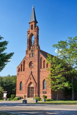 Kırsal, Protestan sonrası kilise Polonya 'da kırmızı tuğlalı çan kulesi var.
