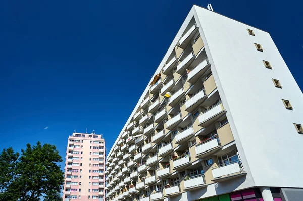 Fassaden Moderner Wohngebäude Mit Balkonen Und Fenstern Der Stadt Posen — Stockfoto