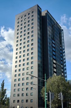 Poznan 'daki modern ofis binası cephesi