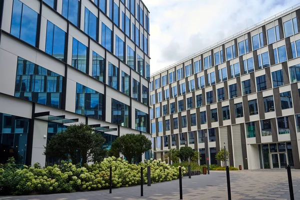 Poznan 'daki modern, çok katlı ofis binalarının cepheleri.