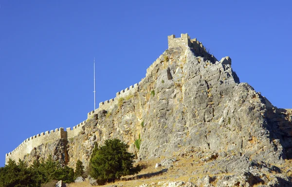 Μεσαιωνικές οχυρώσεις πάνω από το βράχο — Φωτογραφία Αρχείου