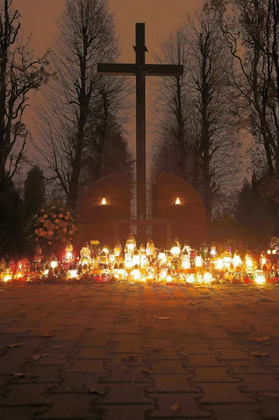 Krzyż w cmentarz w dzień wszystkich świętych — Zdjęcie stockowe