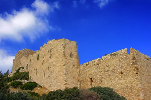Руины средневековой крепости рыцарей — стоковое фото