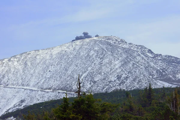 Declive de montanha coberta de neve e abrigo — Fotografia de Stock