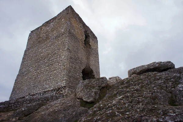 Felsen und zerstörter mittelalterlicher Turm — Stockfoto