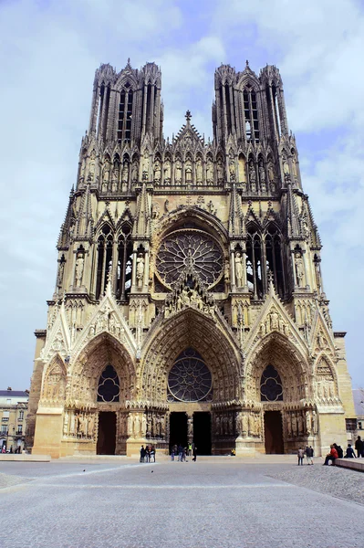 Facade of the cathedral of Notre-Dame — Stock Photo, Image