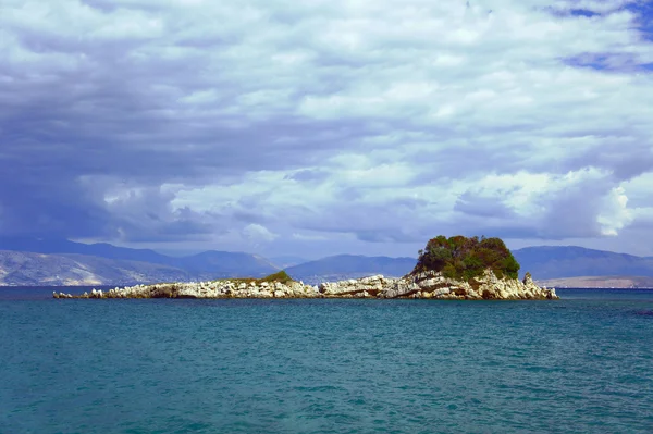 Bergig ö i Joniska havet — Stockfoto