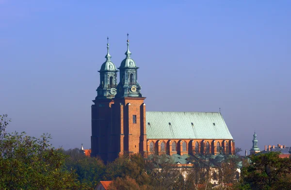 Bazilika Başpiskoposluk kuleleri