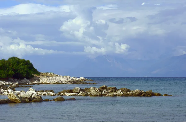 Roca en la costa — Foto de Stock