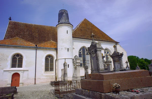 Der Friedhof und die mittelalterliche Kirche — Stockfoto