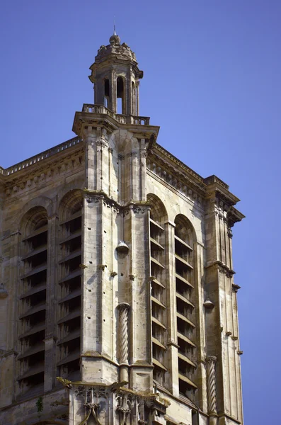 教会のゴシック様式のファサードを砲塔 — ストック写真