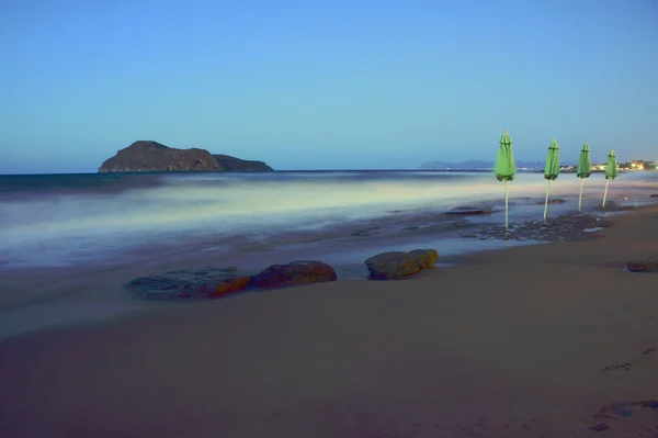 Parasols op het strand — Stockfoto