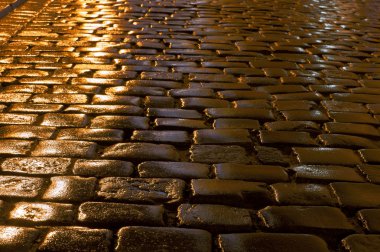 bir Arnavut kaldırımlı sokakta yağmur