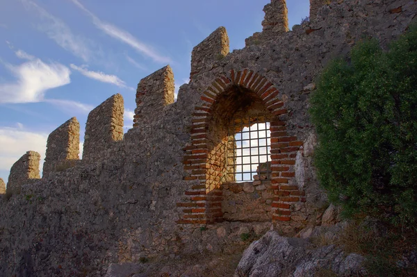 阿拉尼亚塞尔朱克要塞的城墙和大门 — 图库照片