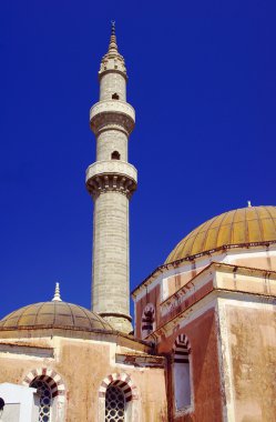 Türk Camii minaresi ile