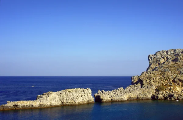 Roca y bahía en el mar Mediterráneo —  Fotos de Stock