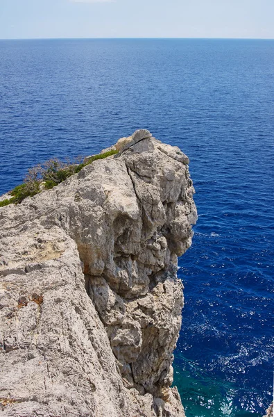 Kivinen niemeke Välimerellä — kuvapankkivalokuva