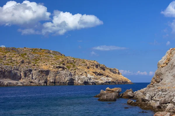 Scogliera rocciosa ai margini del Mar Mediterraneo — Foto Stock