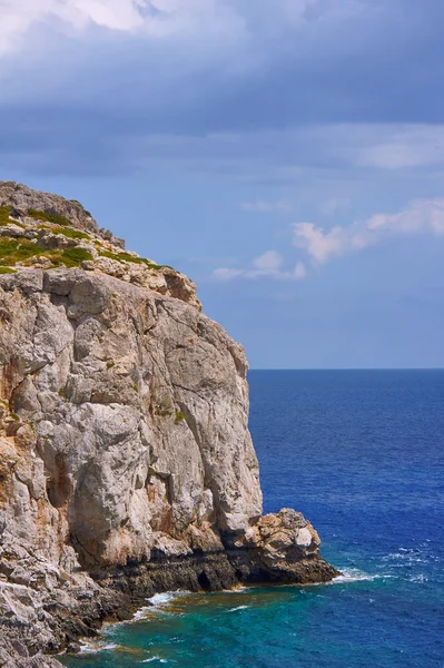 Stenig klippa vid kanten av Medelhavet — Stockfoto