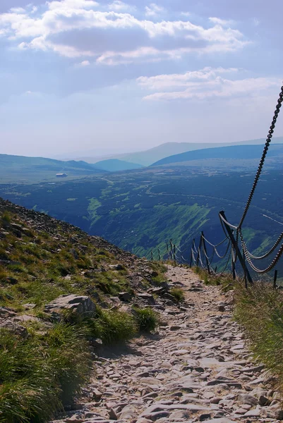 Sentiero escursionistico nelle montagne giganti — Foto Stock