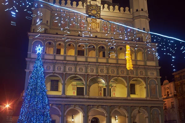 Decoraciones navideñas frente al ayuntamiento — Foto de Stock