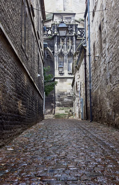 Geplaveide straat naar middeleeuwse kathedraal — Stockfoto
