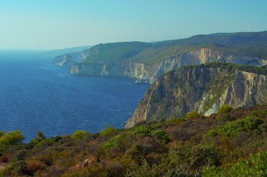 Sahil kayalık uçurum ile