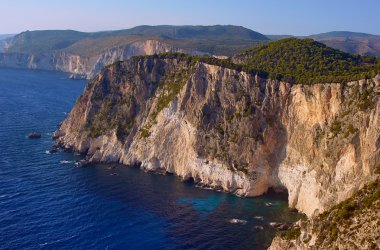 Sahil kayalık uçurum ile