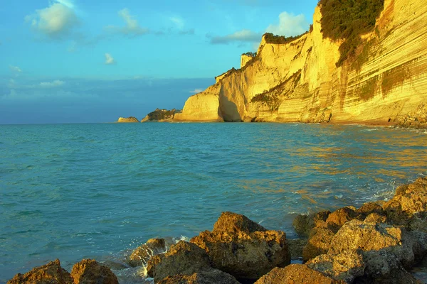 Roccia sulla costa — Foto Stock