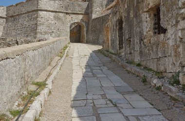 Ağ Geçidi'nde Saronikos Frourio