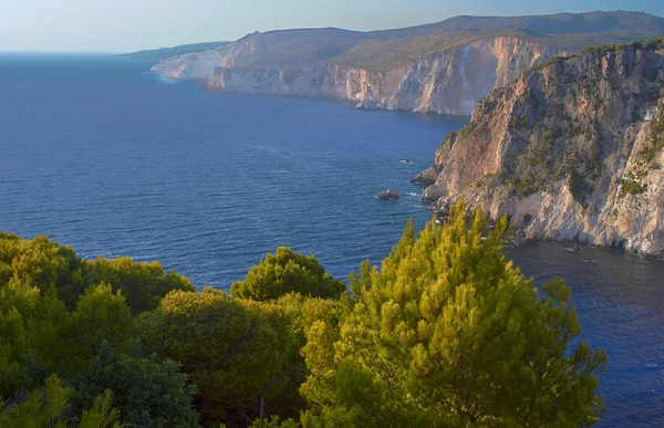 Costa con scogliera rocciosa — Foto Stock