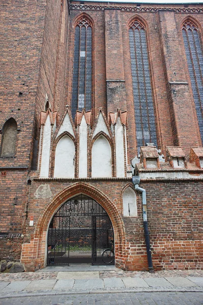 Готический портал и окна в средневековой церкви — стоковое фото