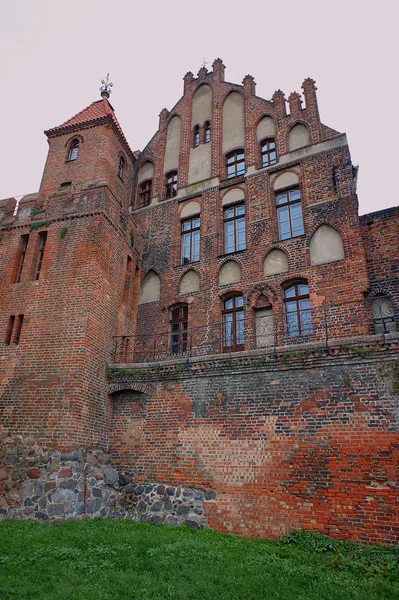 Gotyckie okna w średniowiecznym budynku — Zdjęcie stockowe