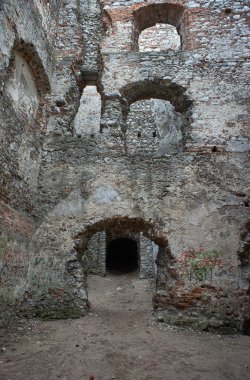 Taş duvar harap bir ortaçağ kalesi