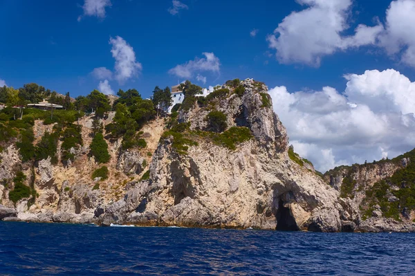 Monastère au sommet d'une falaise — Photo