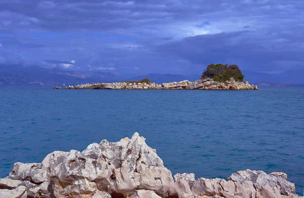 Île rocheuse dans la mer Ionienne — Photo