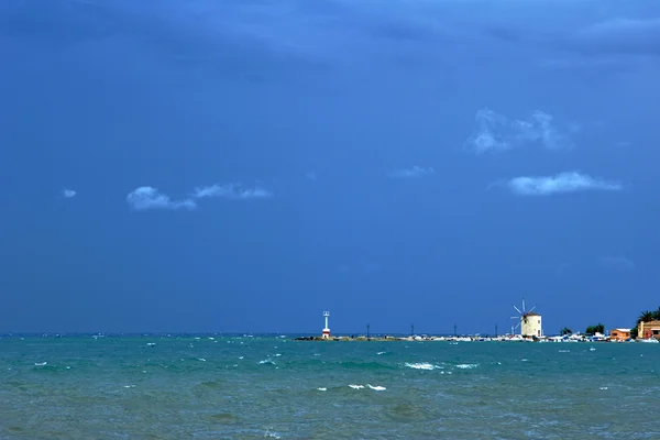 Griekse windmolen in de haven — Stockfoto