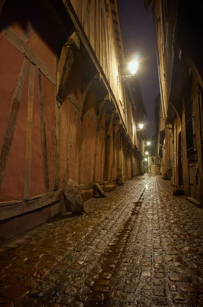 Sokak ve yarı ahşap kiralık evler